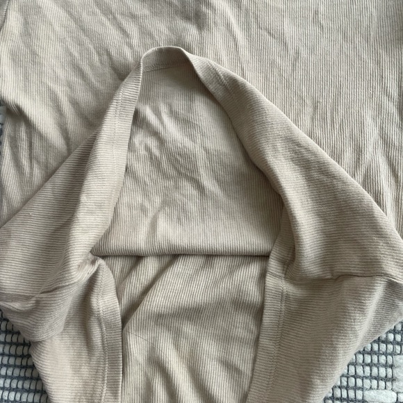 LOFT Tan Henley top with gathered puff sleeves - Picture 4 of 7